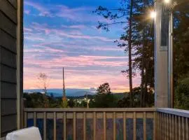 Prime Location! Gem of Dollywood & PF with Mtn view, Hot tub & Game Room