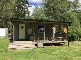 Cosy cabin with bbqhut, hotel a Trollhättan