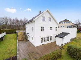 House with 5 bedrooms, 2 bathrooms, available for ONS, hotell i Stavanger