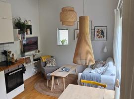 Tiny grey house with loft, 15 min from city center, hotell i Göteborg