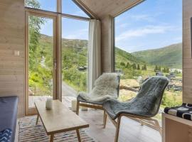 Tiny Mountain Cabin II, hotell i Stranda