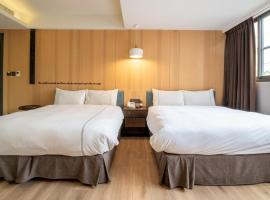 CHECK inn Taichung Wenxin Zhongqing, hotel sa Taichung