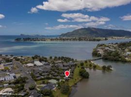 Waterfront luxury tiny house, mikrohus i Tairua