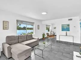 Charming 2br Lakefront Cottage In Davie Near Beach