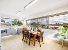 Spacious Central located Family House at Sunnybank