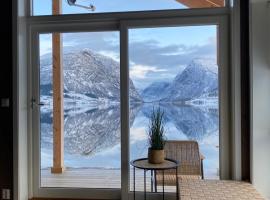 Holiday cabins with unmatched lake view in Jølster, hotell i Skei 