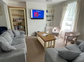 Cosy 2bed home with games room