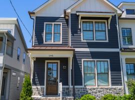 Modern Vacation Home in Heart of Nashville, atostogų namelis mieste Nešvilis