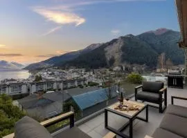 Catalina Apt 1 - amazing views and walk to town