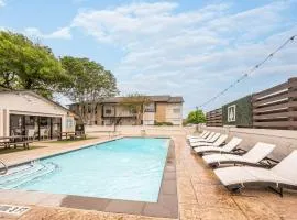 Comfortable 2BR - Pool Near Major Attractions