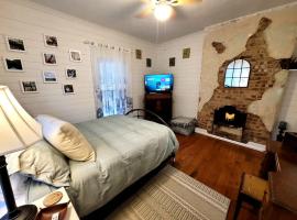 Apple Hill Bungalow, Family and PET Friendly!, atostogų namelis mieste Bristolis