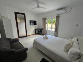 Surf Trip Maldives, hotel sa Thulusdhoo