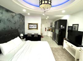 Deluxe room with king bed and Balcony at Kandi Palace, hotell i Angeles