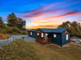 Brand New Small Cabin! A Bearly Adventure, hotel em Sevierville