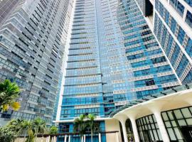 Cosy 1BR Uptown BGC with Balcony and Swimming Pool, serviced apartment sa Maynila