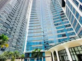 Cosy 1BR Uptown BGC with Balcony and Swimming Pool