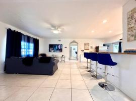 Corner Bungalow The Bloom House mins to beach WiFi AC Heater – hotel w mieście Boca Raton