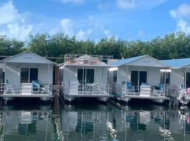 Aqua Lodges At Hurricane Hole Marina, hotel a Key West