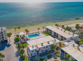 Beachfront Condo on Coco Plum Beach, hotel v mestu Key Colony Beach