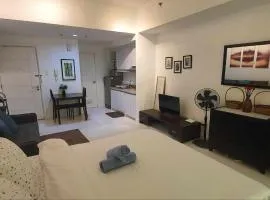 Apartment at Greenbelt Makati with Balcony