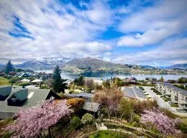 Queenstown Villa with Amazing Lake Views 湖景别墅