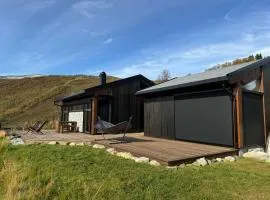 Exclusive mountain cabin with spectacular views at the top of Hodlekve with possibility of extra unit