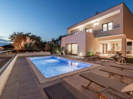 Luxury Villa Oriolus, heated pool, sauna, Split, hotel din Srinjine