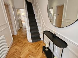 Wembley London lovely 6 bed House sleeps up to 14, hotell i London