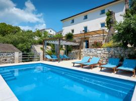 Villa Eugenia for 8 people with private pool & large garden only 3 km from the beach, hotel u Mošćeničkoj Dragi