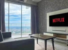 Cozy Sunset View High Floor Condo with Free WiFi Netflix