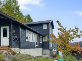 Gorgeous Home In Deknepollen With House Sea View, hotell i Måløy