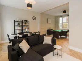 Modern 4 Bed House with Pool Table