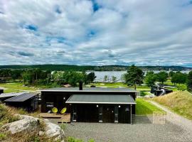 West-facing cabin on Bjørkøya with jacuzzi & view, hotel di Porsgrunn