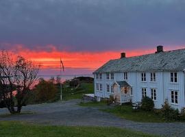 Sjønært småbruk, hotel in Bud