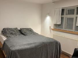 Cozy 2 room apartment-7 km from airport – hotel w mieście Sandgerði