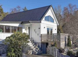 Mysigt hus med natur & jacuzzi i Olofstorp, hotell i Göteborg