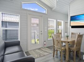 Tiny Home at Blue Eyes Park, hotel in Bolivar Peninsula