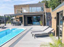 Awesome Home In Brevik With Outdoor Swimming Pool, hotel em Bjønnes