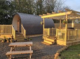 Campsie Luxury Pods with hot tub, hotel em Glasgow