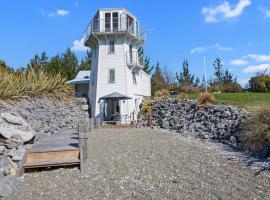 The Lighthouse - Ligar Bay Holiday Home, хотел в Tarakohe