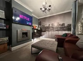 Your urban retreat -Birmingham - Great for groups and reunions-With Undercover Hot Tub BBQ & Outside bar