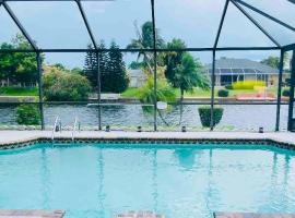 Hidden Secret Waterfront Retreat – hotel w mieście Cape Coral