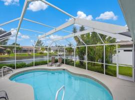 Sunshine Home Retreat Heated Pool on Canal – hotel w mieście Cape Coral