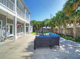 16 Palms by AvantStay Luxury Pool Playscape, hotel in Port Aransas