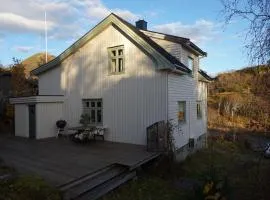 Koselig hus ved Kabelvågmarken