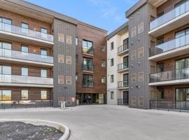 Charming 1 Bedroom, Den Condo - RSMT, hotel in Niagara Falls