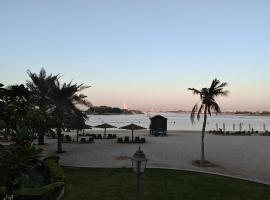 2 Bedroom beach front apartment, hotel in Dubai