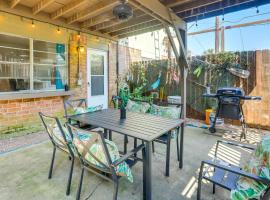 Townhome Near Beach in Galveston Furnished Patio!, vila u gradu Galvestoun