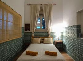 Montijo Garden - Private Rooms, hotel in Montijo