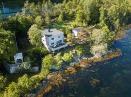 Private House & Bungalow by the sea, hytte i Trondheim